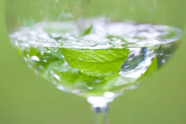 Glas Met Groene Munt Water Van Dichtbij — Stockfoto