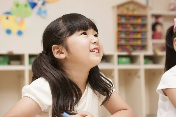 Portret Van Een Lachend Aziatisch Klein Meisje Rechtenvrije Stockfoto's