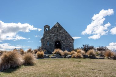 Güneşli bir günde eski kilise