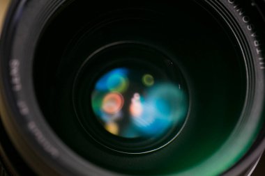 Profesyonel kameranın lensli fotoğrafını kapat