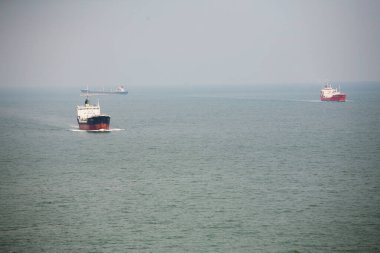 Güzel bir deniz ve kargo gemisi manzarası.                           