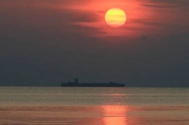 Geminin üzerinde yüzen günbatımının güzel manzarası