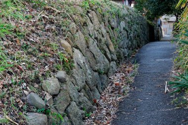 Caddelerde taş duvar olan küçük bir yol. 