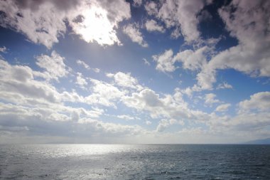 Güzel deniz manzarası ve gökyüzündeki bulutlar     