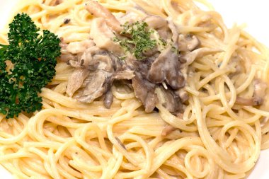 Tabağında mantar olan lezzetli bir makarna.