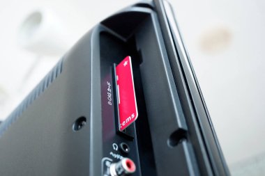 Kırmızı kamera modülü modern televizyon yuvasına yerleştiriliyor