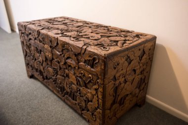 Odasında oymalar olan tahta bir sandık.