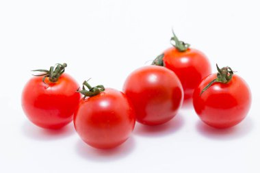 Beyaz arkaplanda kırmızı taze domatesler     
