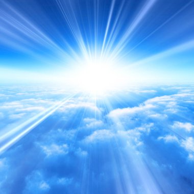 mavi gökyüzü güneş ışınları ve bulutlarla     