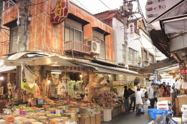Japon şehrinde sokakta kalabalık, gündüz manzaralı.