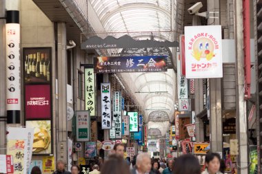 İnsanlar Çin 'deki marketten alışveriş yapıyor.