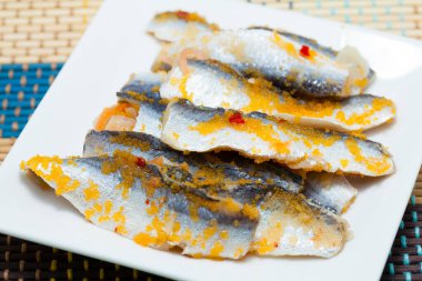 Balık ve havyarlı tabak.