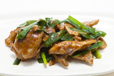 Kızarmış domuz eti ve yosun ve soslu bir mutfak fotoğrafı. 