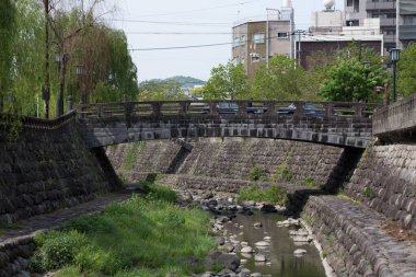 Nehir üzerindeki eski Japon taş köprüsü