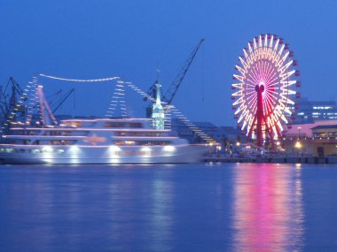 Japonya 'da Kobe Limanı ve dönme dolap