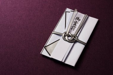 Arka planda cenaze töreni için Japon zarfları