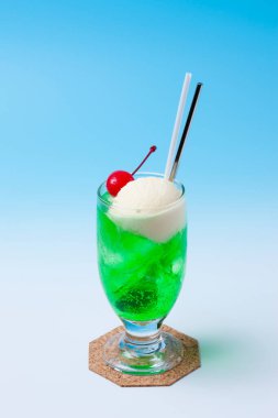 Mavi arka planda dondurmalı taze yaz kokteyli.