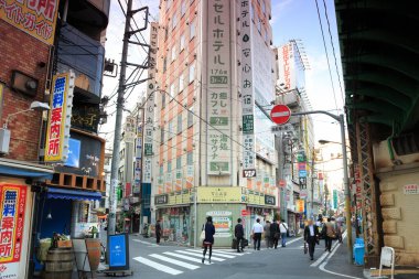 Tokyo şehri manzarası, sokaklarda gezen aylaklar..