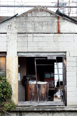 Köydeki terk edilmiş eski evin manzarası