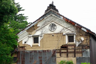 Gündüz vakti eski harabe ev 