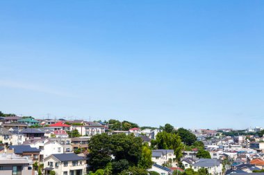 Gökyüzü açık mavi evlerin havadan görünüşü.