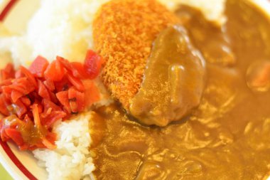 Pirinç ve körili gurme yemeğinin yakın plan görüntüsü