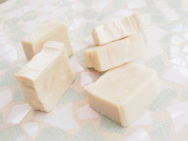 Masa arkasında beyaz el yapımı sabun, yakın plan.   