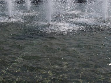 Su fışkırtan çeşme.