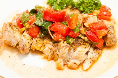 Tabağında sebzeler olan leziz ızgara et manzarası.    