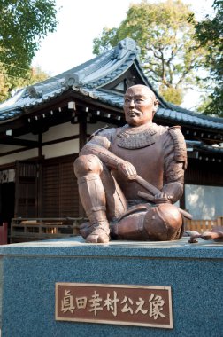 Eski bir Japon tapınağının çevresinde etkileyici bir manzara.