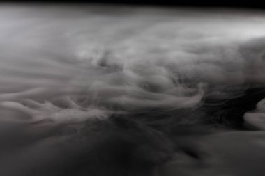 Siyah arka planda soyut sis veya duman