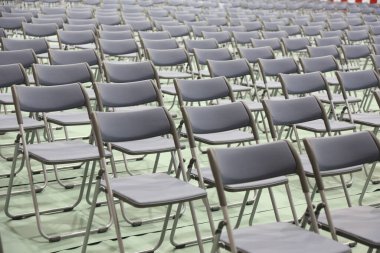 Toplantı odasında boş sandalyeler..   