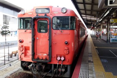 Japonya 'daki eski kırmızı tren.