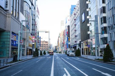 Gündoğumunda modern caddedeki trafik, Tokyo.              