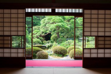 Geleneksel evin yanındaki Japon bahçesi. 