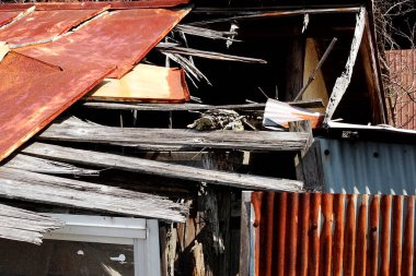 Harap olmuş bina paslanmış metal ve ahşap kalasları gösteriyor.