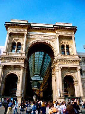 Milano 'daki Piazza del Duomo Meydanı, Galleria Vittorio Emanuele II' nin girişi.