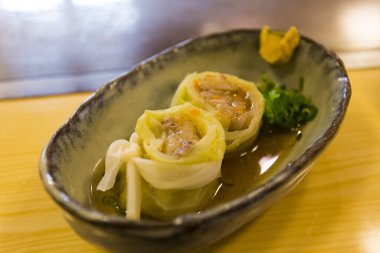 Lezzetli Asya yemeklerinin yakın çekim görüntüsü