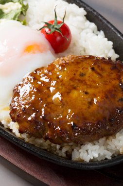 Tabak yakın görüntüsünde lezzetli yemek