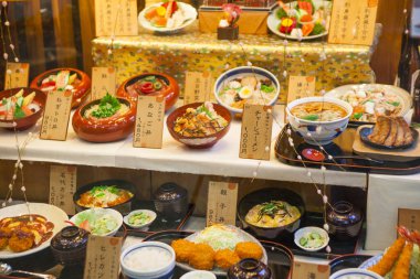 Çeşitli lezzetli Japon yemekleri gösteriliyor.