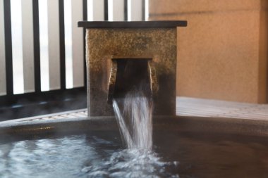 Kaplıcada bir su damlasının yakınında