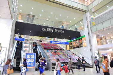 Alışveriş merkezinin modern iç görünümü