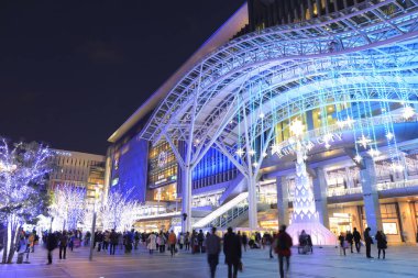 Şehir sokaklarında güzel bir Noel süsü.