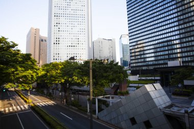 Gündüz yeşil ağaçlar ve modern mimari