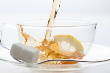 Limon dilimli ve küp şekerli bir fincan çay.