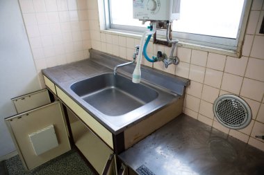 Modern evdeki boş eski mutfak lavabosu