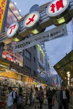 Tokyo 'da gece hayatı yürüyenlerle vurgulanır.