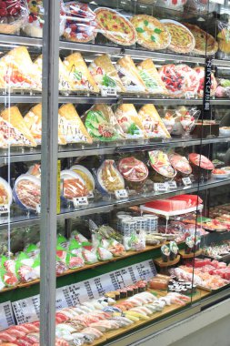 Bir dükkanda çeşitli mallar