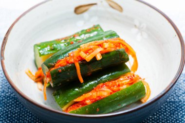 Kore yemeği, kimchi sebzesi, baharatlı havuçlu marine edilmiş salatalık. 