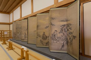 Geleneksel Japon katlama ekranları kapalı alanlarda karmaşık manzara resimleri sergiliyor.